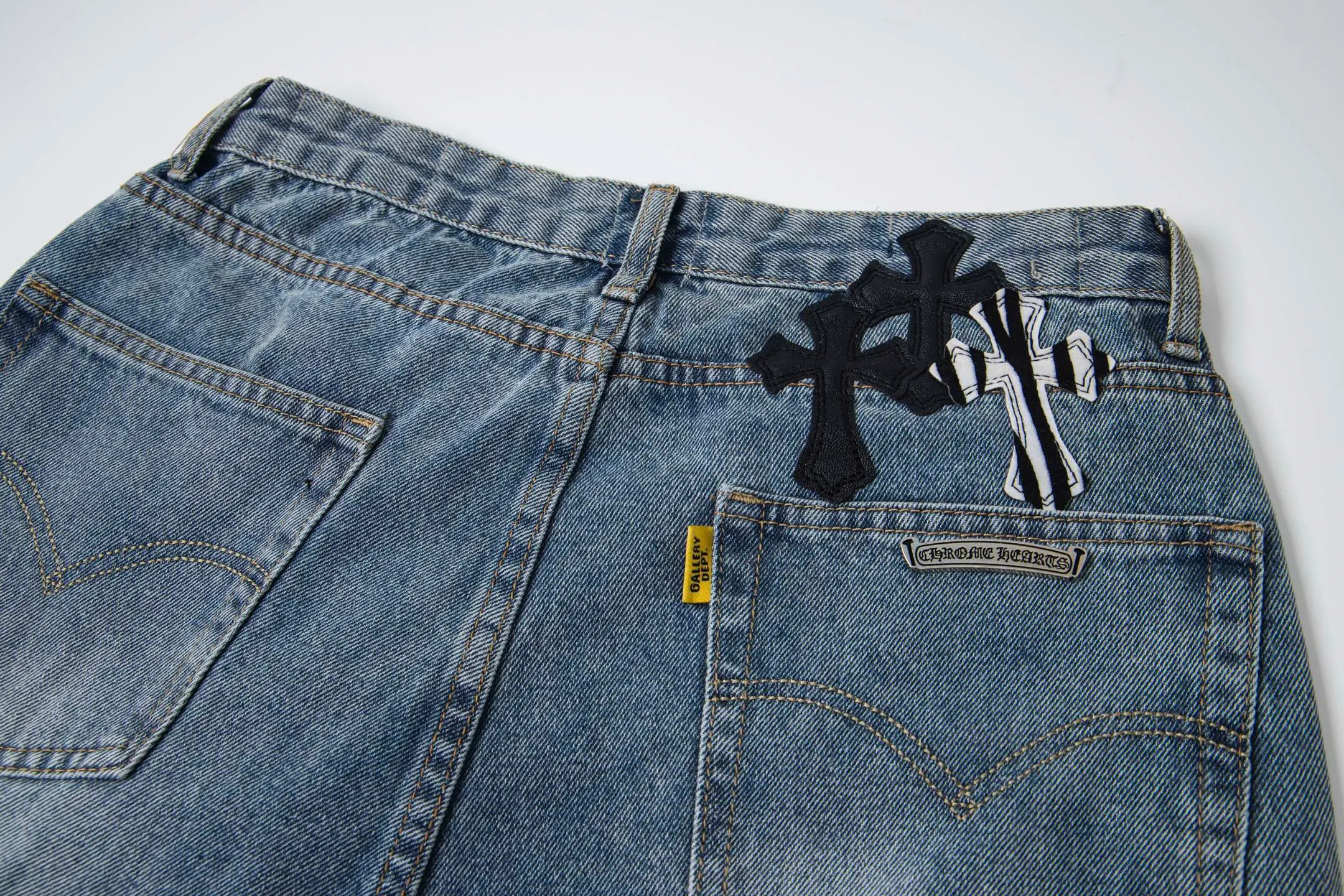 💰290 GALLERY DEPT & Chrome hearts Washed jeans with large logo and devil multi-label cross, truly restore the ultimate vintage texture, three-dimensional version, loose and comfortable, not picky about the figure, taller and slimmer, factory-made, original quality control, same style for men and women, can be matched with couples, versatile recommendation, must-have jeans for all seasons, fashionable people have been disappointed. From the quality selection of fabrics, the tailoring of details, and the matching of patterns, they are all impeccable! The upper body is so handsome when worn...it can be easily worn by men, women and children! The craftsmanship is made of heavy-duty washed pure cotton denim fabric. After washing, it is soft and thick. It is very stylish when worn on the body. Style number: 1756 Color: blue Size: 28 30 32 34 36